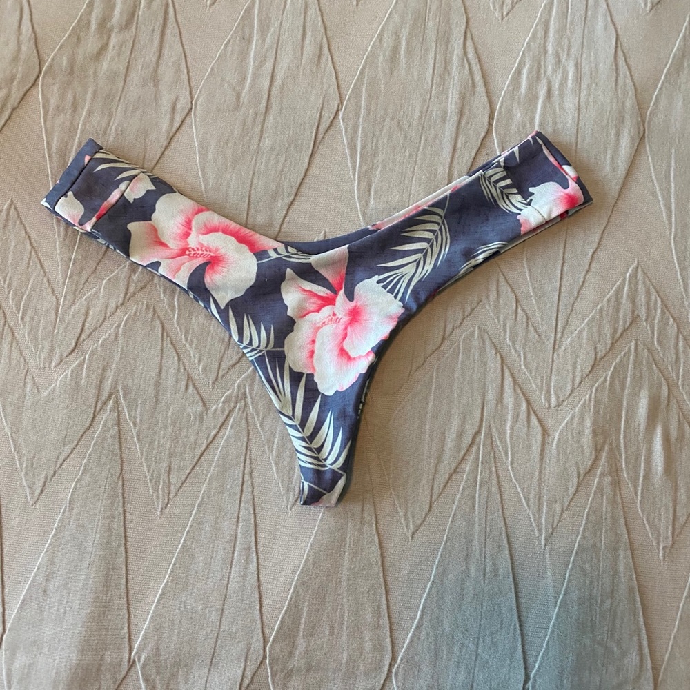 Stone Fox Tucker bottom